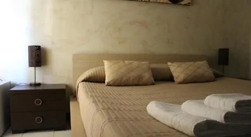 Villa Vaghi Rooms كالياري 2*,